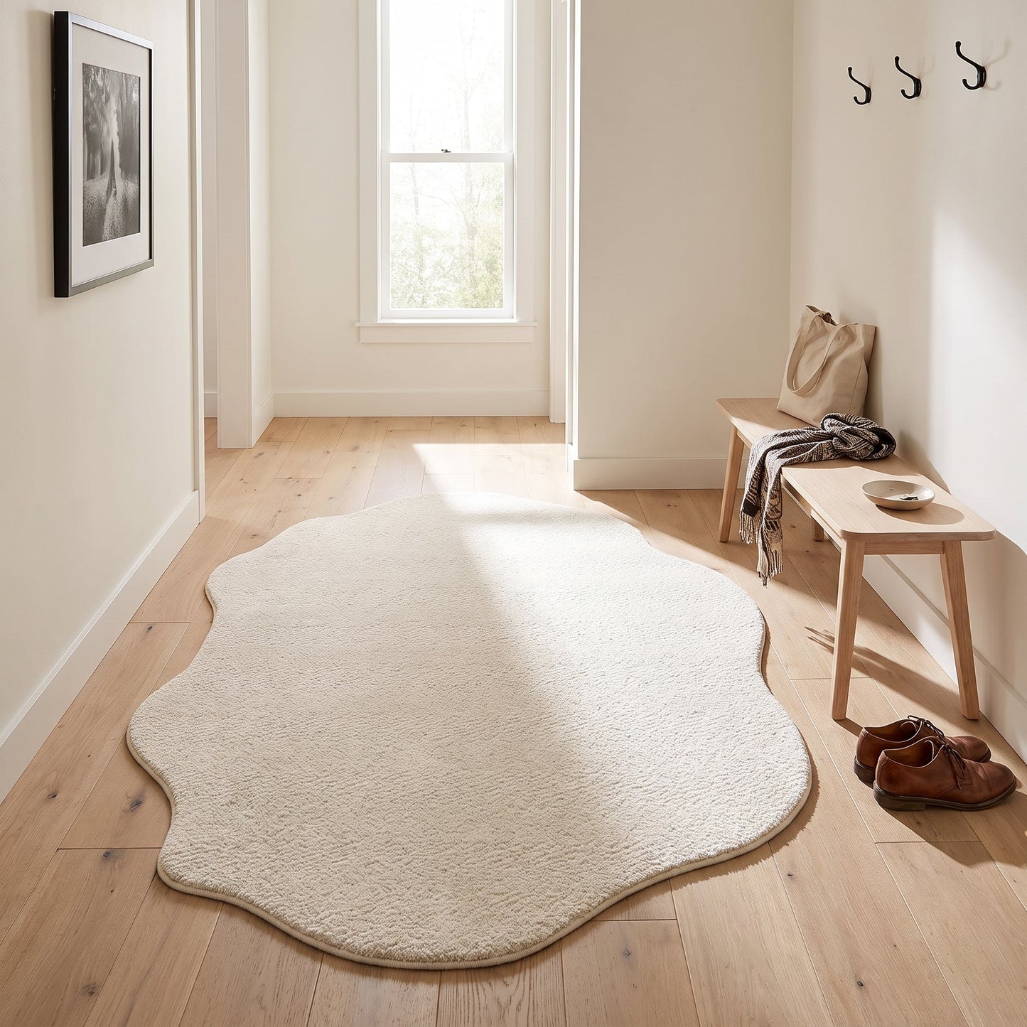 Teppich Cremeform – cremeweißer Hochflor in organisch geschwungener Form im Wohnraum