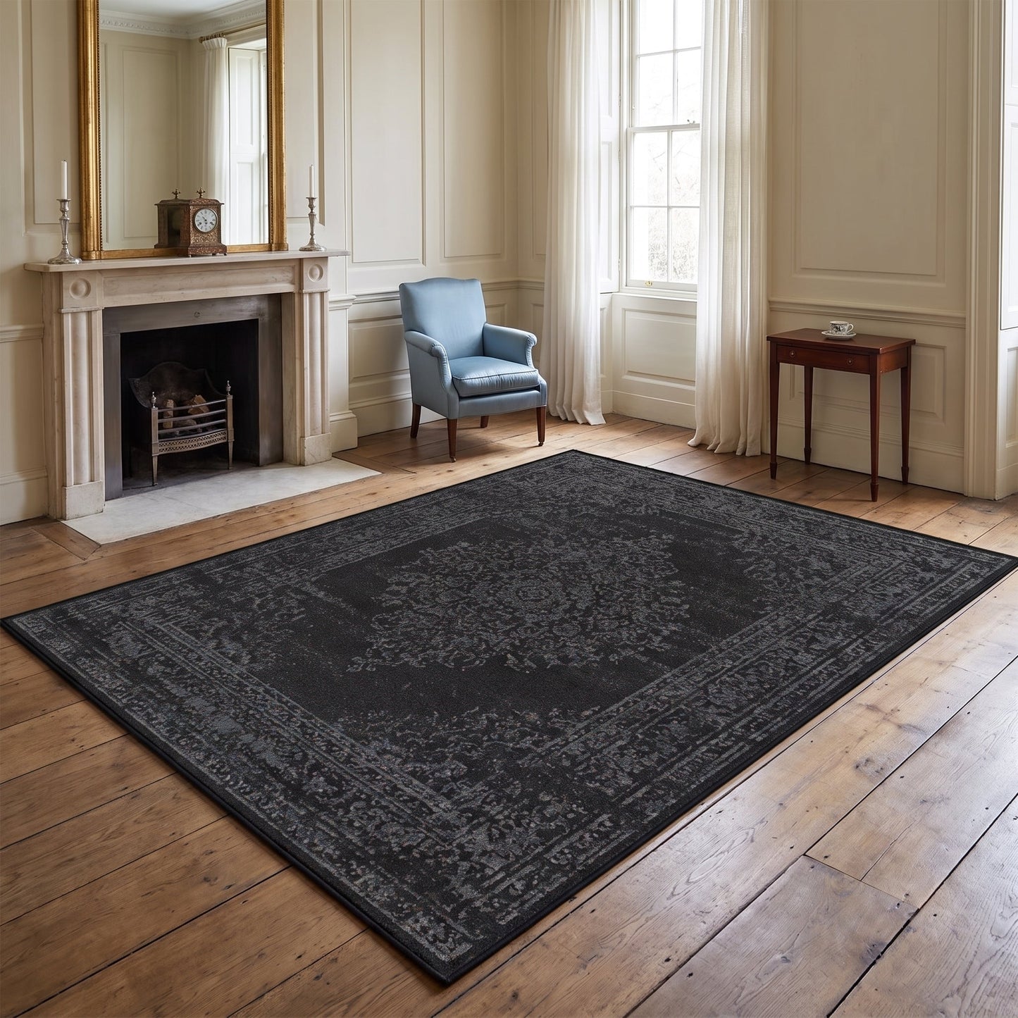 Teppich Ornamentlinie – anthrazitfarbenes Vintage-Ornamentmuster im Wohnraum