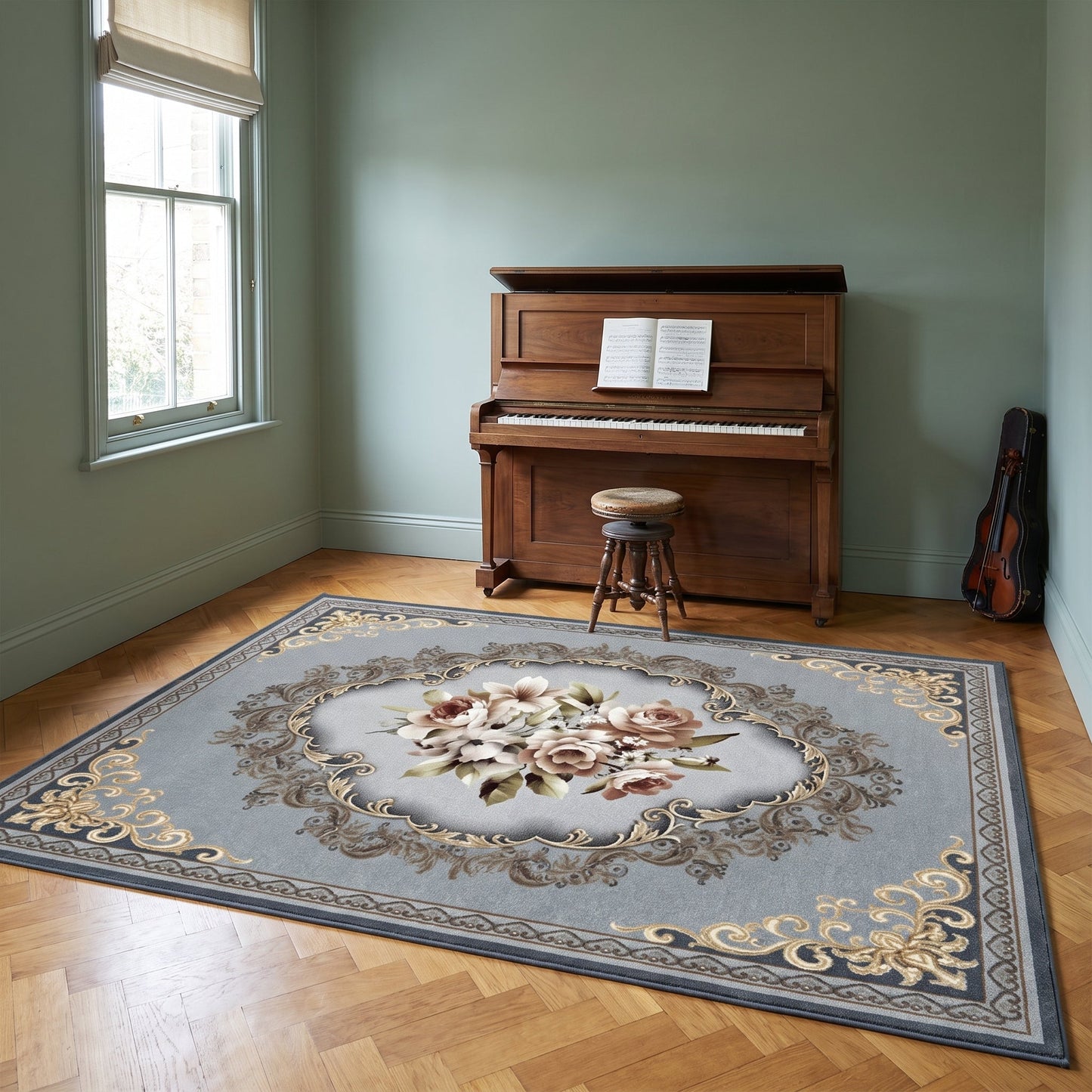 Teppich Palaisrand – graublaue Fläche mit Blumenmedaillon und Rankenbordüre im Wohnraum
