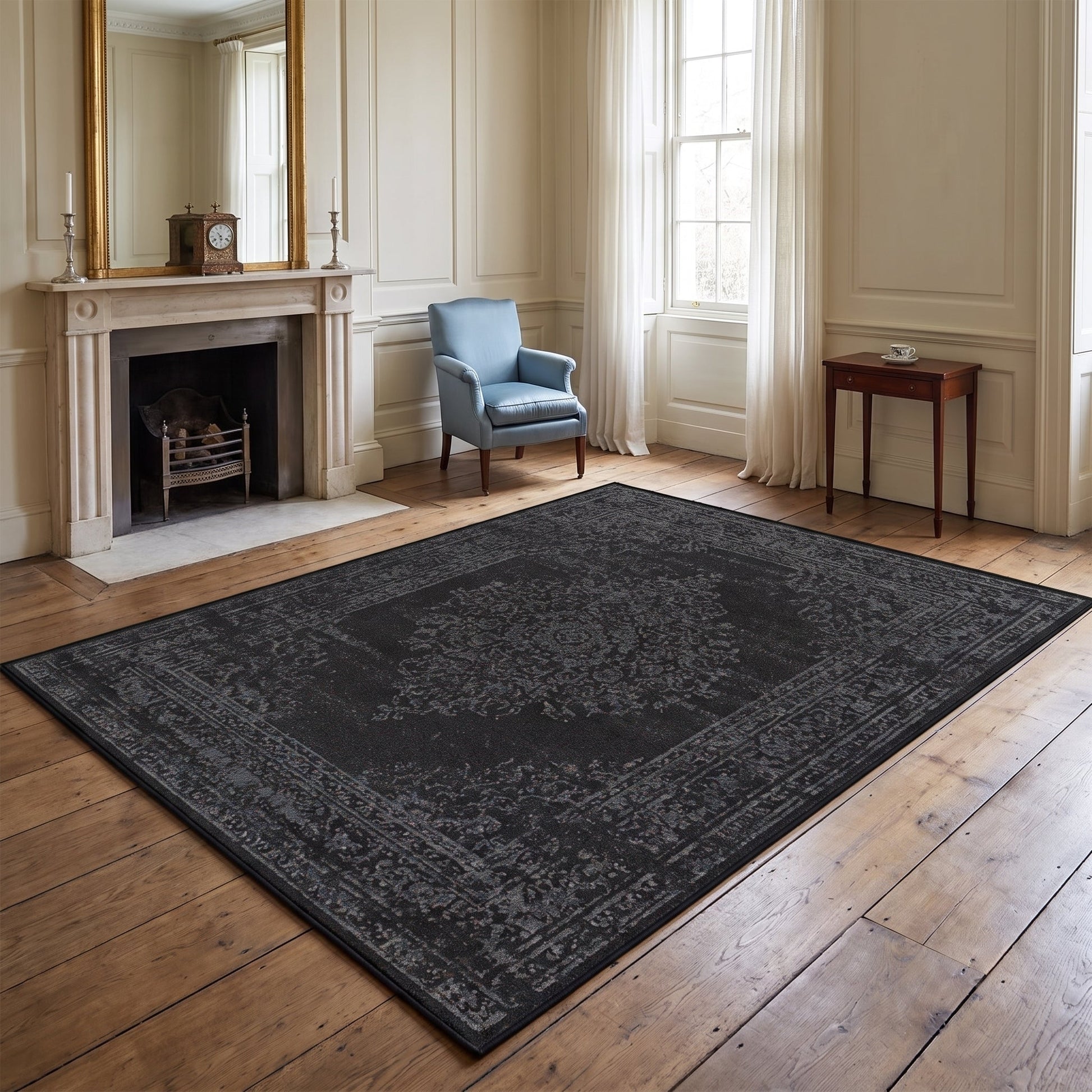 Teppich Ornamentlinie – anthrazitfarbenes Vintage-Ornamentmuster im Wohnraum