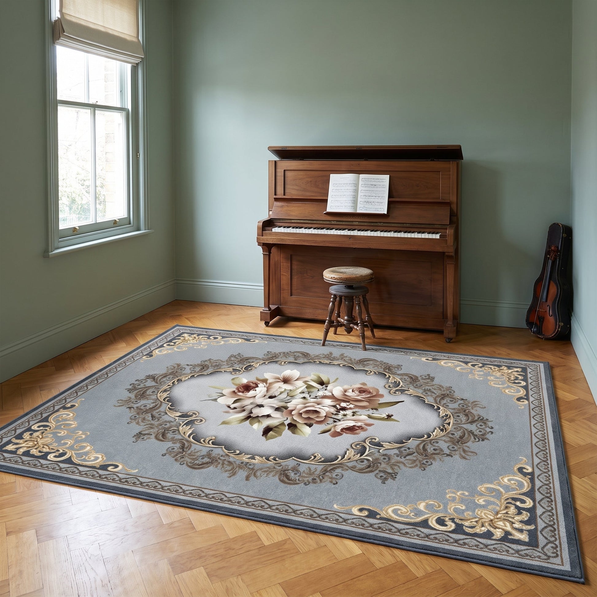 Teppich Palaisrand – graublaue Fläche mit Blumenmedaillon und Rankenbordüre im Wohnraum